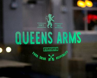 lit queens arms logo